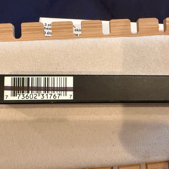 MAC Velvetease Lip Pencil – Just Add Romance - Red - Brand New Full Size - Picture 2 of 5